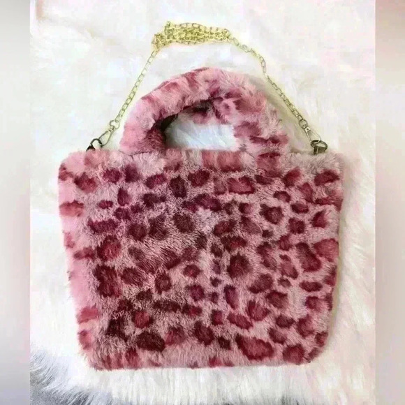 Handbags - Pink faux ‎ fury leopard print purse with gold shoulder chain NWOT